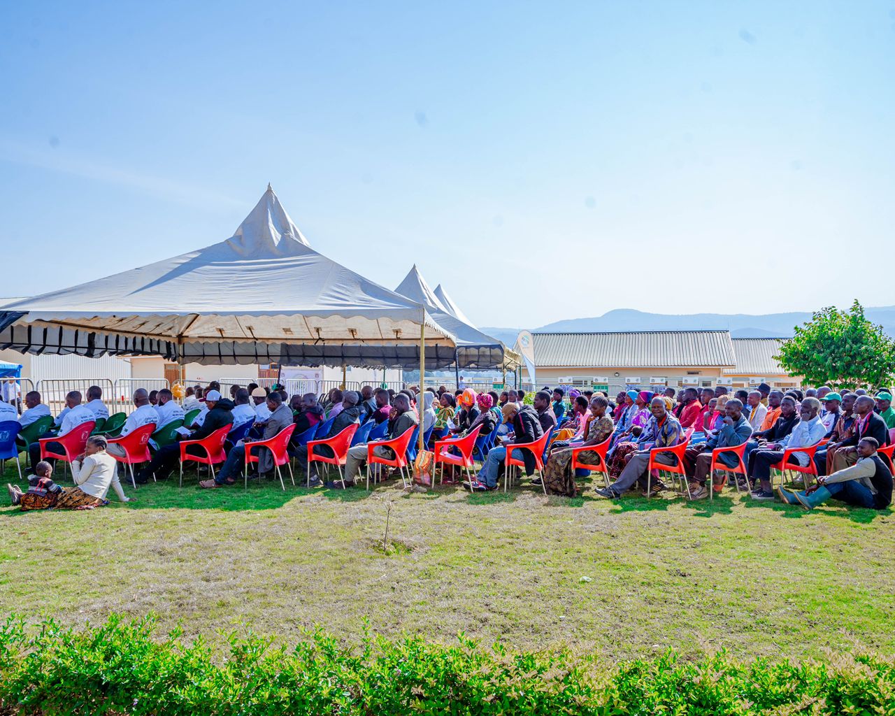 WANANCHI WAJIANDAA KUSHUHUDIA UZINDUZI WA VIHENGE