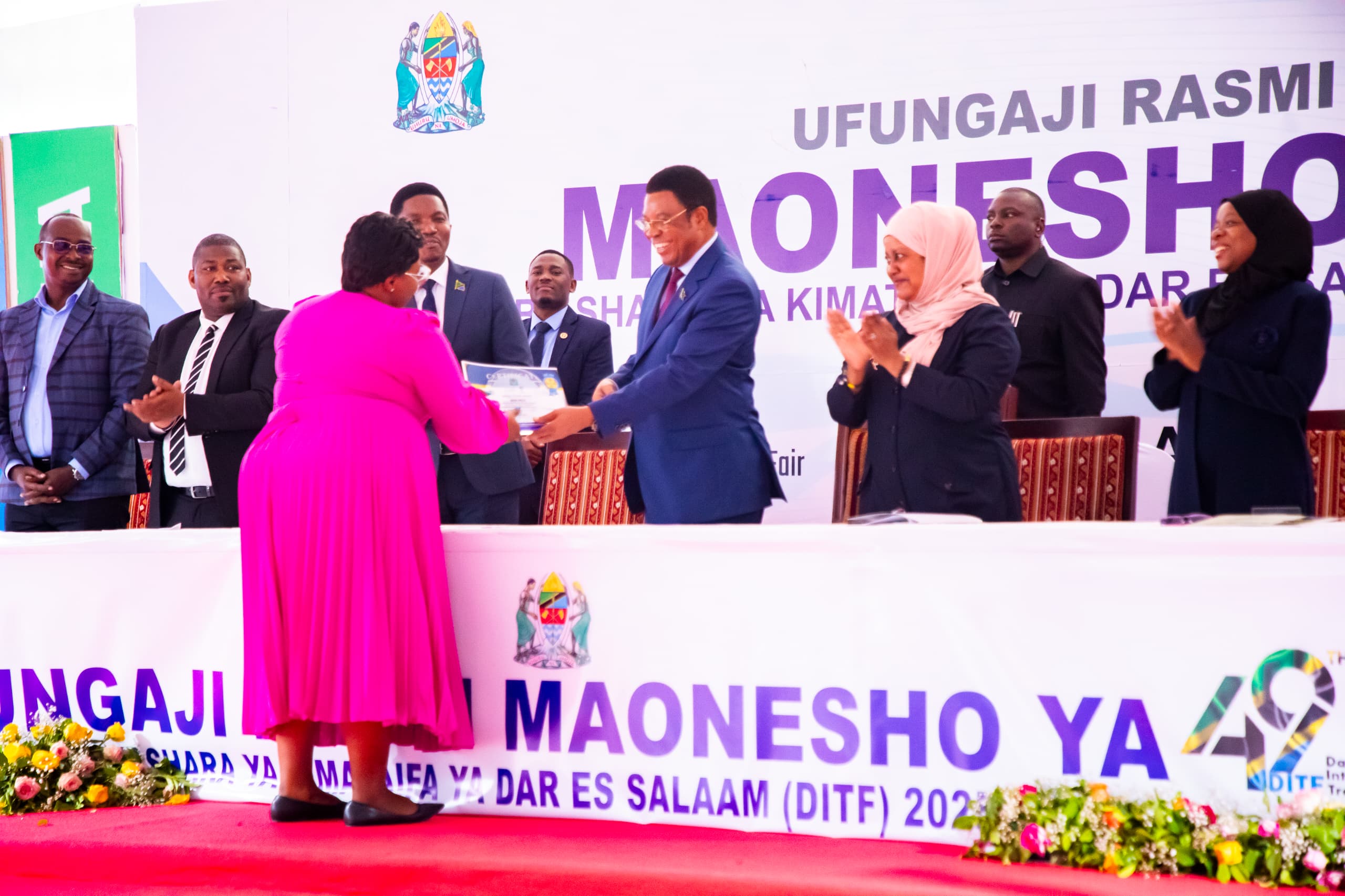WAZIRI MKUU MAJALIWA AKABIDHI TUZO YA UMAHIRI KWA MKUU WA KITENGO CHA MAWASILIANO WIZARA YA NISHATI.
