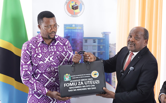 MPINA WA ACT WAZALENDO ACHUKUA FOMU ZA UTEUZI INEC KUWANIA KITI CHA RAIS