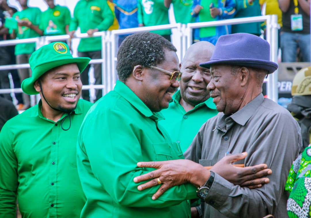 MZEE JOSEPH BUTIKU ALIVYOIBUKIA KATIKA MKUTANO WA KAMPENI WA DK.EMMANUEL NCHIMBI RORYA
