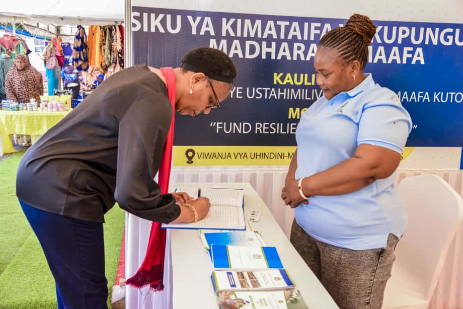 Katibu Mkuu Maganga atembelea banda la Ofisi ya Waziri Mkuu Maonesho Wiki ya Vijana Mbeya